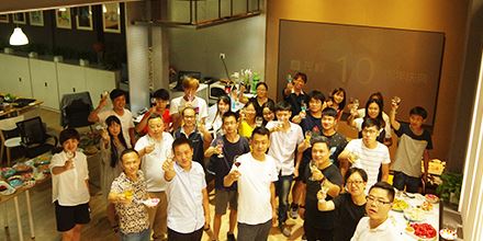 岸峰10周年慶典丨十年岸峰 &middot; 十年探索?。?></p>
                            <p><br></p>
                            <p>
	十年，是一個坐標，是一個符號，也是一個時代。
</p>
<p>
	崢嶸歲月，踏夢而行。
</p>
<p>
	2017年08月11日，岸峰舉辦十周年慶典，岸峰全體員工歡聚一堂，共同慶祝這個特別的節(jié)日。
</p>
<p>
	<br />
</p>
<p>
	<img src=